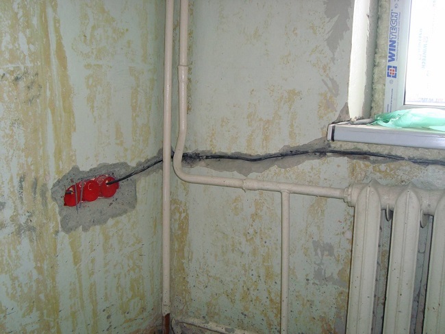 Led deg selv til kabelen på balkongen